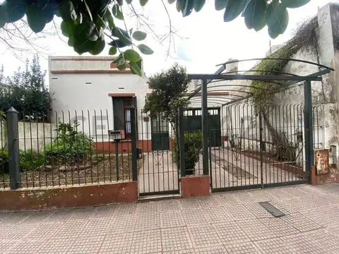 VENTA CASA 4 AMBIENTES CON UN AMPLIO PATIO EN LANUS ESTE APTO CREDITO EXCELENTE UBICACION