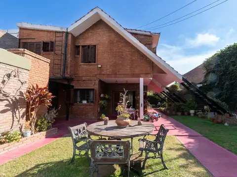 Casa en Venta con 2 cocheras