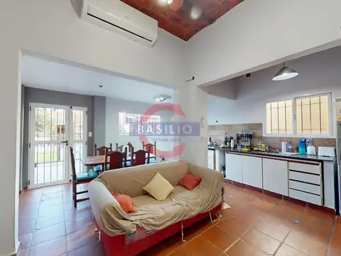 VENTA CASA EN LOTE PROPIO DE 2 PLANTAS CON JARDÍN, PISCINA, QUINCHO Y TERRAZA EN CARAPACHAY