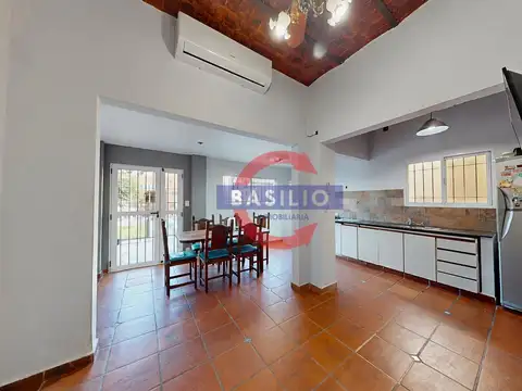 VENTA CASA EN LOTE PROPIO DE 2 PLANTAS CON JARDÍN, PISCINA, QUINCHO Y TERRAZA EN CARAPACHAY