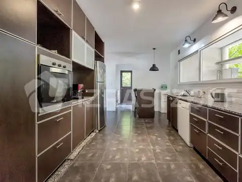 Casa 9 ambientes con 2 baños