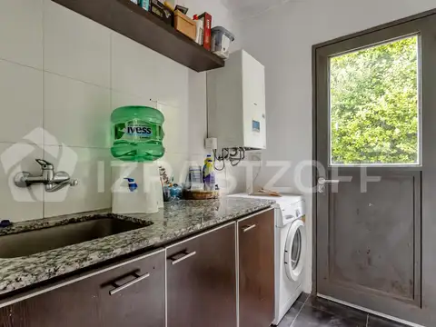 Casa en Alquiler con 4 cocheras
