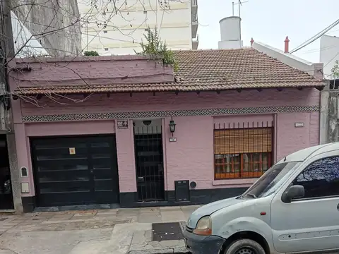 HERMOSA CASA 4 AMBIENTES CON GARAGE, PATIO Y TERRAZA A METROS DE AVDA. RIVADAVIA