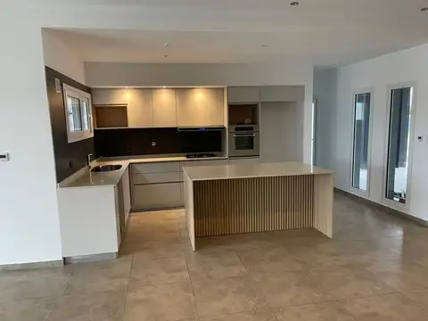 Casa en Venta con 4 cocheras
