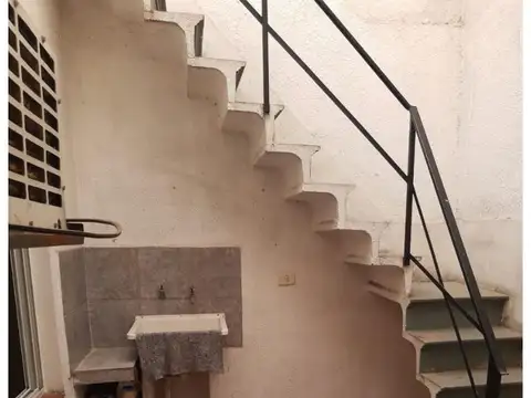VENTA DE DPTO TIPO CASA EN LANÙS. BAJO VALOR!