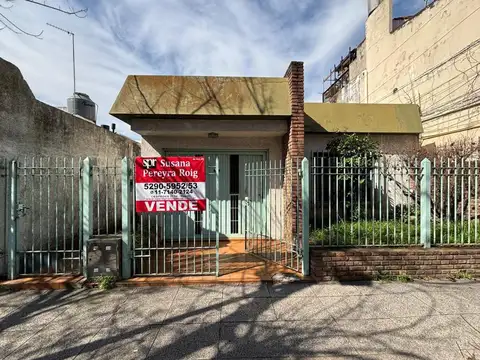 Casa 3 Ambientes al Frente con Terraza, Galpón y Amplio Lote