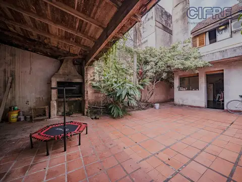 Casa 4 ambientes 2 plantas, cochera y quincho .Dos Locales al frente Agronomia.