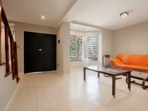 Venta de casa con 4 dormis y cochera en Baigorria