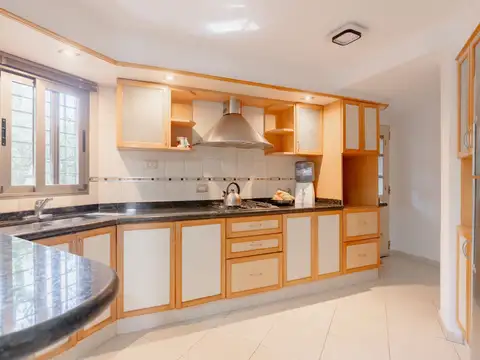 Venta de casa con 4 dormis y cochera en Baigorria
