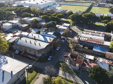 Galpón de 1000m2 en esquina con doble entrada