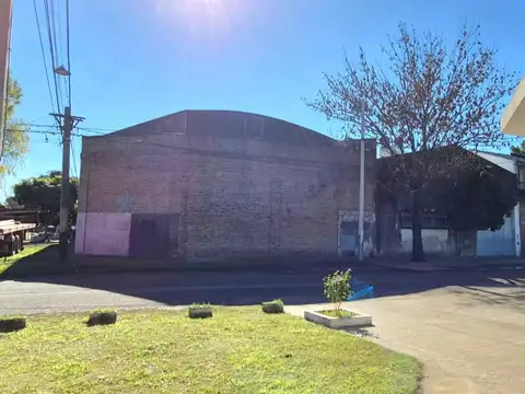 Galpón de 1000m2 en esquina con doble entrada