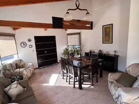 Casa 6 ambientes con 2 baños