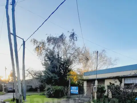 Casa en venta de 2 dormitorios c/ cochera en Manuel B. Gonnet