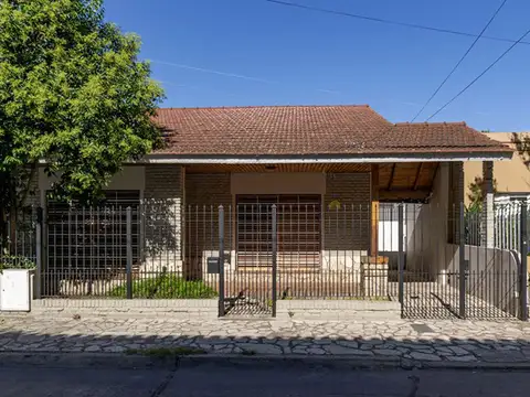 UNA MUY BUENA ZONA RESIDENCIAL, BUEN CHALET EN PROPIEDAD HORIZONTAL AL FRENTE