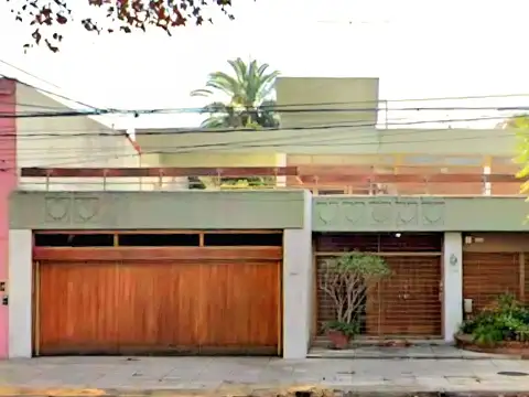 CASA  SOBRE LOTE 17 X 41 . A MEJORAR   300 M2  INMEJORABLE UBICACIÒN