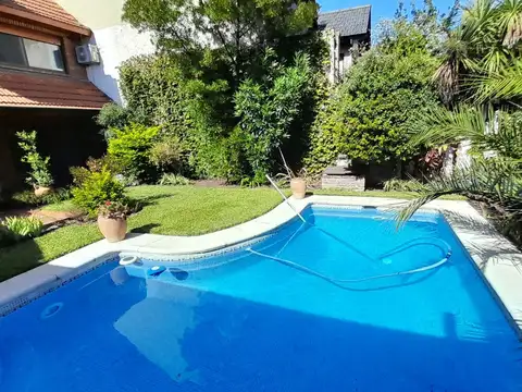 Florida M - Zona Residencial - Sólido Chalet en 4 Plantas con Jardín, Piscina y Garaje.