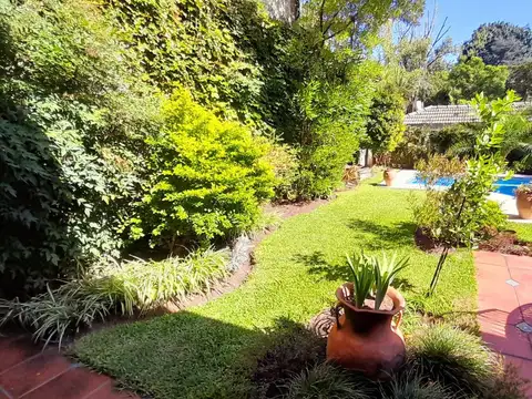 Florida M - Zona Residencial - Sólido Chalet en 4 Plantas con Jardín, Piscina y Garaje.