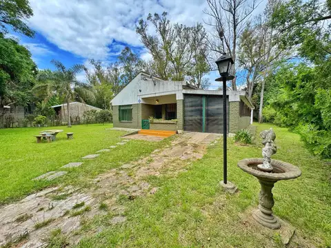 Casa de 3 Dormitorios, Cocheras, Pileta y 900m² de Terreno