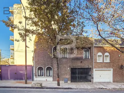 Casa de 6 ambientes con cochera, patio y terraza en venta en Colegiales