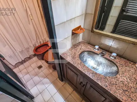 Casa de 6 ambientes con cochera, patio y terraza en venta en Colegiales