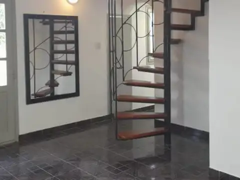 Casa 6 ambientes con 2 baños