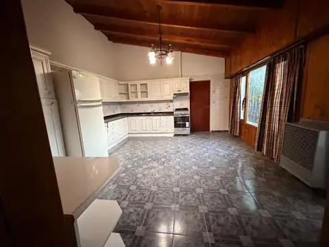 Casa 9 ambientes con 2 baños