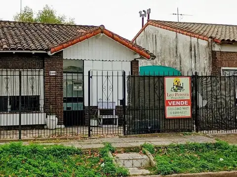 CASA DE TRES AMB. CON FONDO Y PILETA CASTELAR