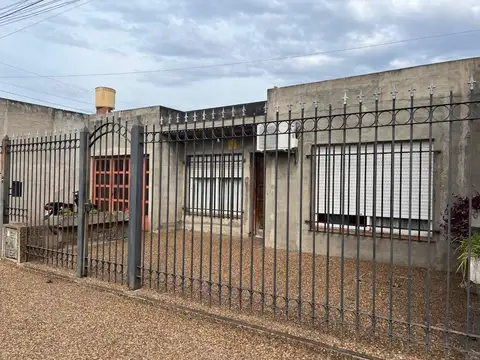 CASA EN VENTA EN PERGAMINO CON PATIO