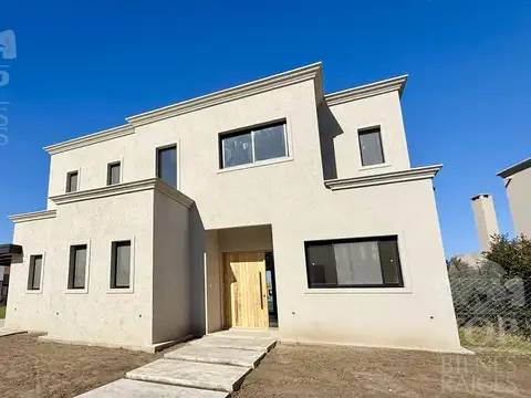 Casa 6 ambientes con 4 baños