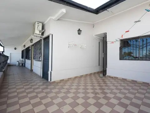 Casa 8 ambientes con 6 baños