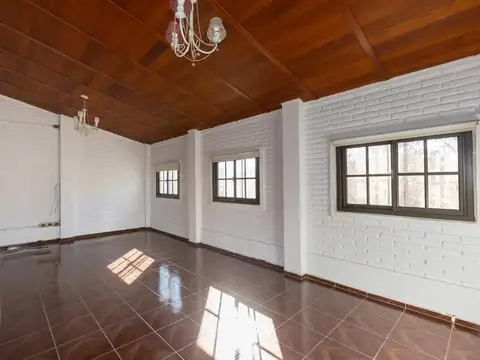 Alquiler importante casa 10 ambientes en Versalles