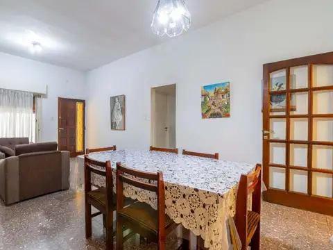 Venta Casa de 5 Ambientes con Cochera y Terraza