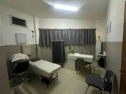 Oficina 3 ambientes con 8 baños