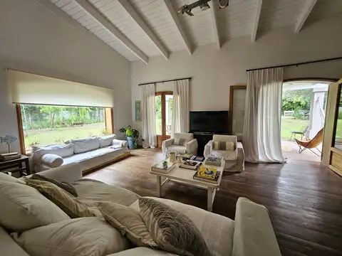 Avenida José María Eguía Zanón 9700