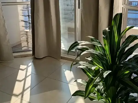 Impecable monoambiente divisible con balcón al frente Apto profesional Cochera optativa