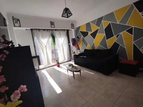 Departamento 2 ambientes amplios al frente con balcón.