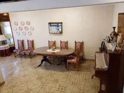 Chalet  de cinco ambientes en venta en Haedo Norte