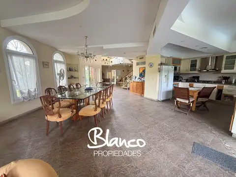 Casa 6 ambientes con 4 baños
