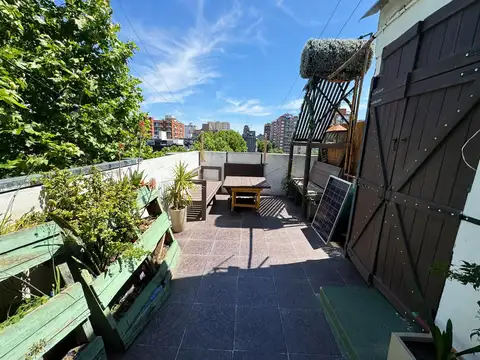Departamento con terraza y cochera propia en alquiler
