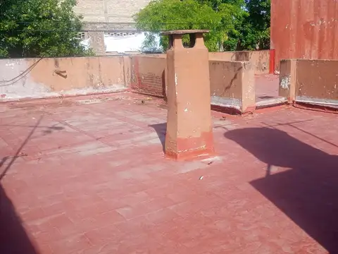 Casa de 4amb lote 8,66x30mts local terraza patio a reciclar