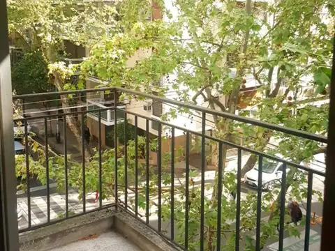 Departamento de 1 ambiente al frente 3° piso con balcon corrido
