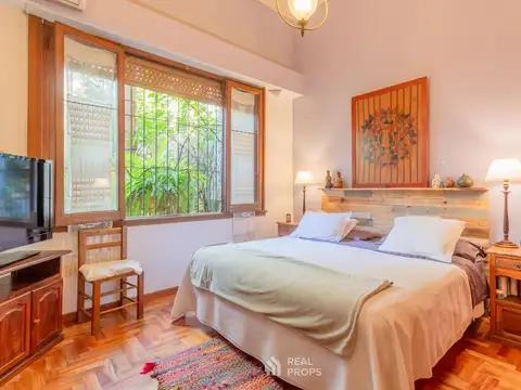 Casa 7 ambientes con jardín y garage en venta en Flores