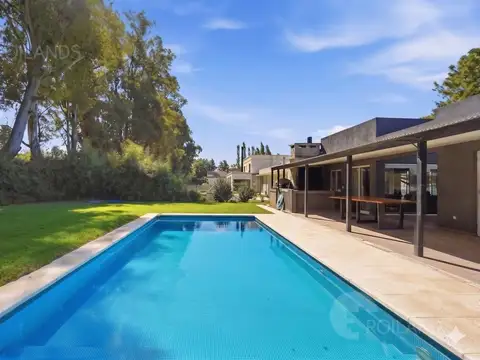 VENTA - Residencia Premiun de 4 ambientes   playroom con Piscina – Country Club La Peregrina