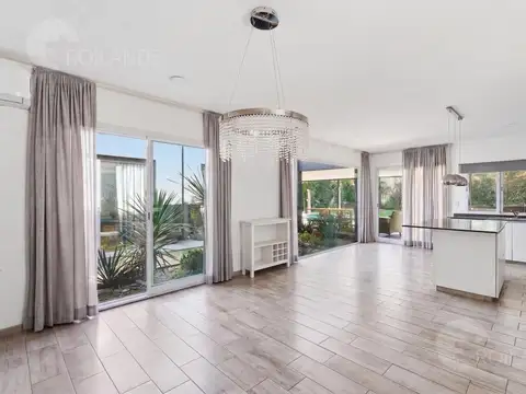 Casa en Venta con 3 cocheras