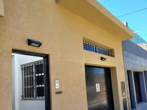CIUDADELA: PH AL FRENTE 3 AMB CON PATIO, COCHERA Y TERRAZA