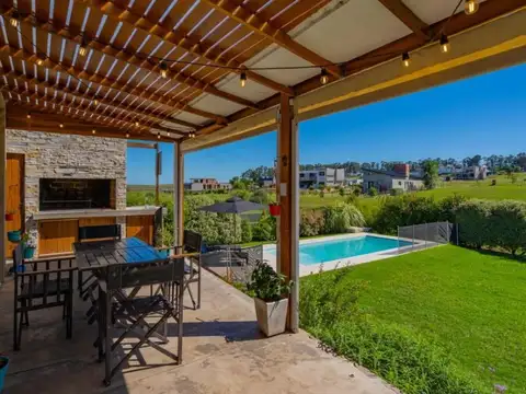 Casa 4 ambientes con 2 baños