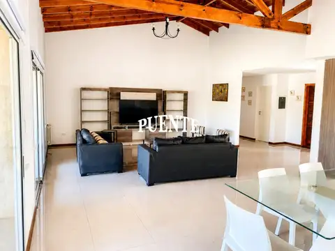 Casa en Alquiler con 1 cochera