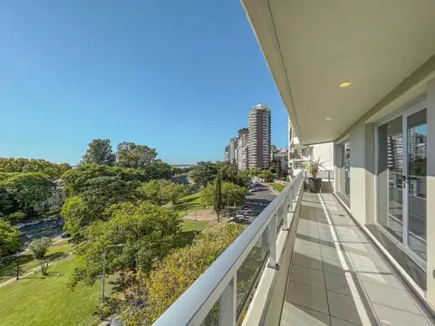 VENTA -Departamento 3 dormitorios con vista al rio. Patio y amenities. Martin , Rosario.