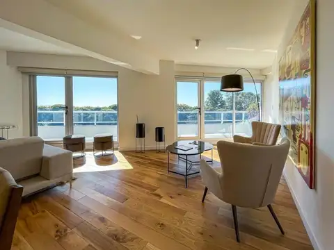 VENTA -Departamento 3 dormitorios con vista al rio. Patio y amenities. Martin , Rosario.