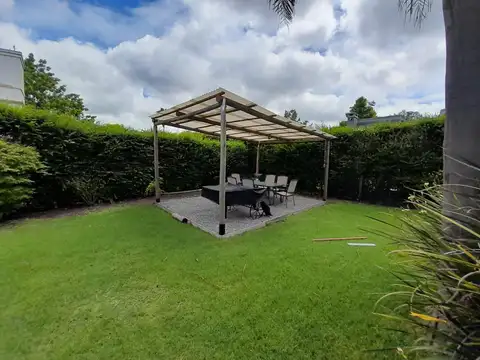 Casa 6 ambientes con 2 baños
